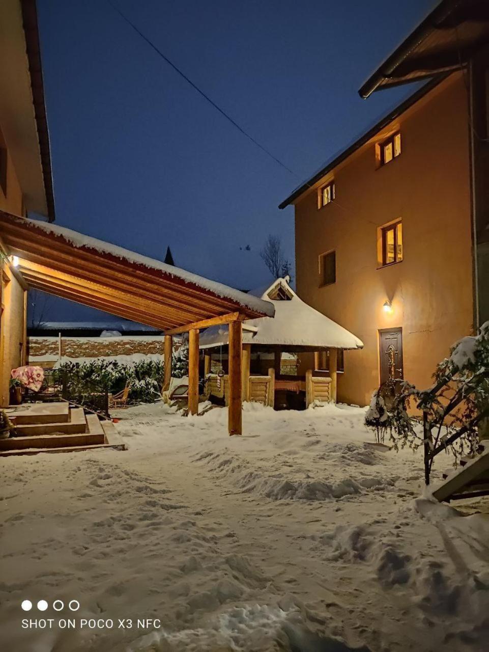 Guest House Mandrivnyi Rooms&Apartments Jasiňa Exteriér fotografie